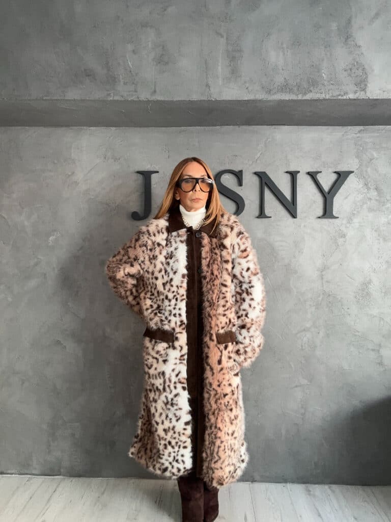 Lumina Animal Print Γούνα με Εκρού Ζιβάγκο, Λευκή Ασύμμετρη Πουκαμίσα και Εκρού Παντελόνι