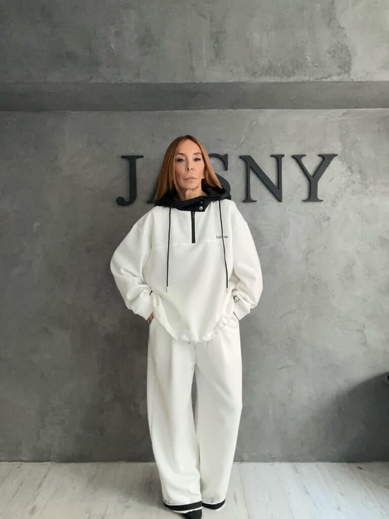 Λευκό Σετ με Oversized Μπλούζα, Μαύρη Κουκούλα με Φερμουάρ και Παντελόνι